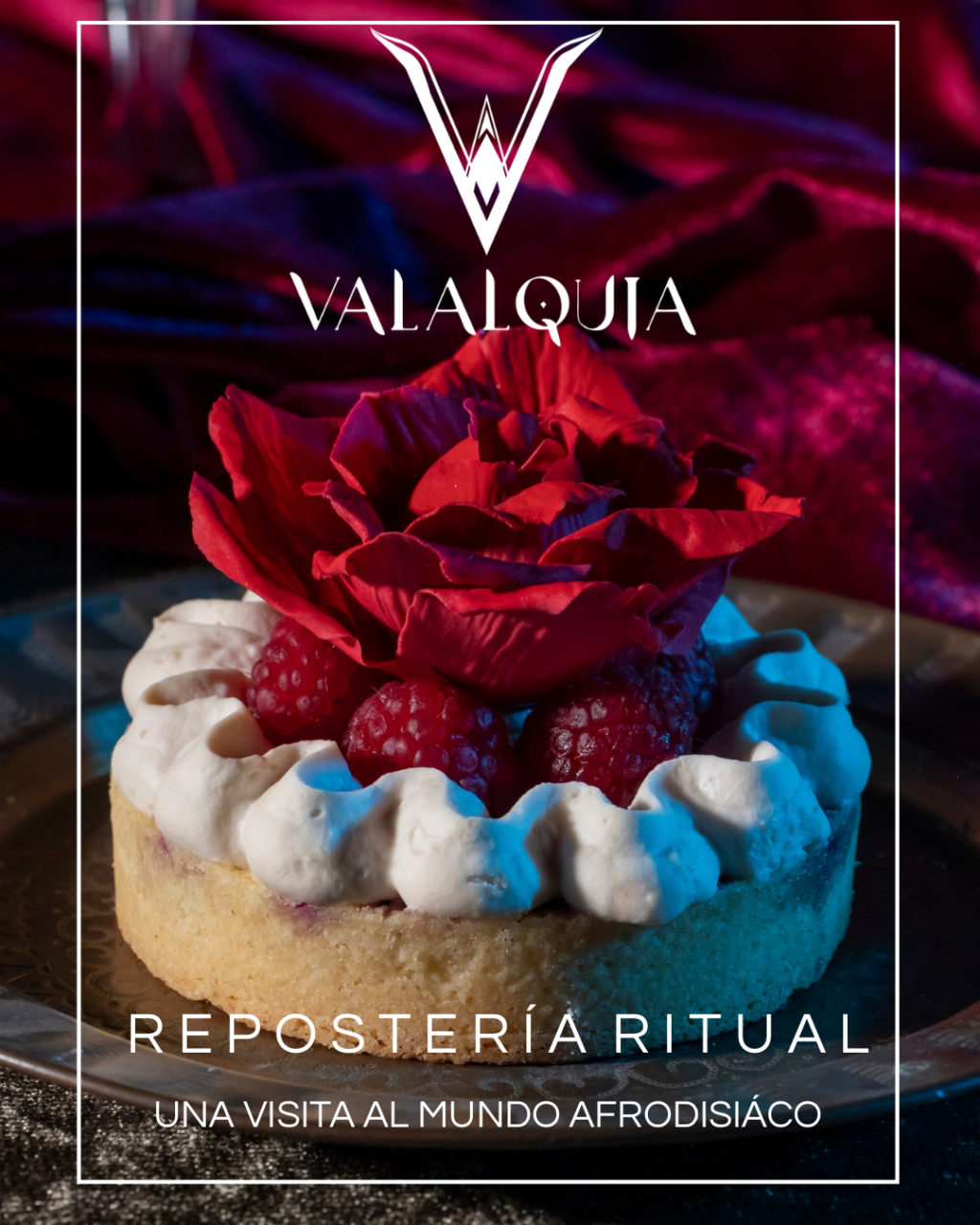 Tarta decorada con flores rojas y frambuesas, presentada en un plato con fondo oscuro y texturas brillantes.
